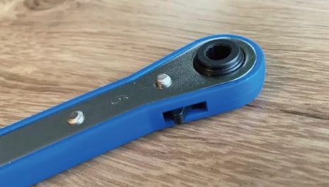 側面についたスイッチで正転と逆転の切り替えができます。
