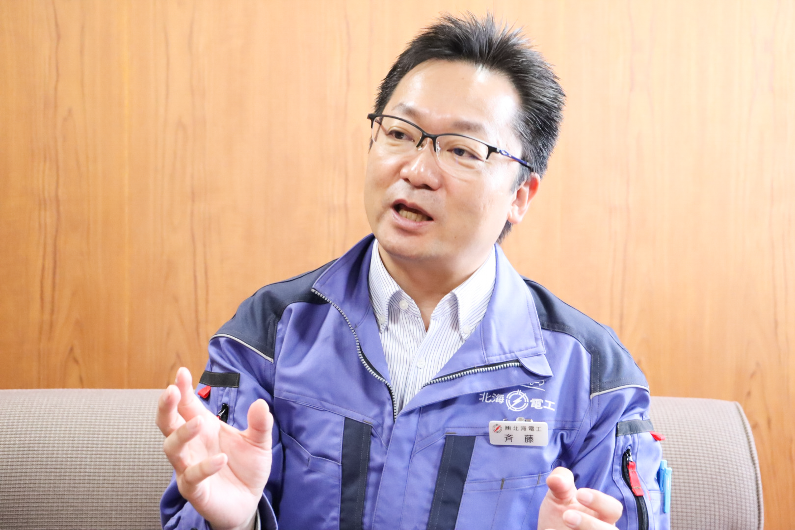 斎藤様がインタビューに答える様子