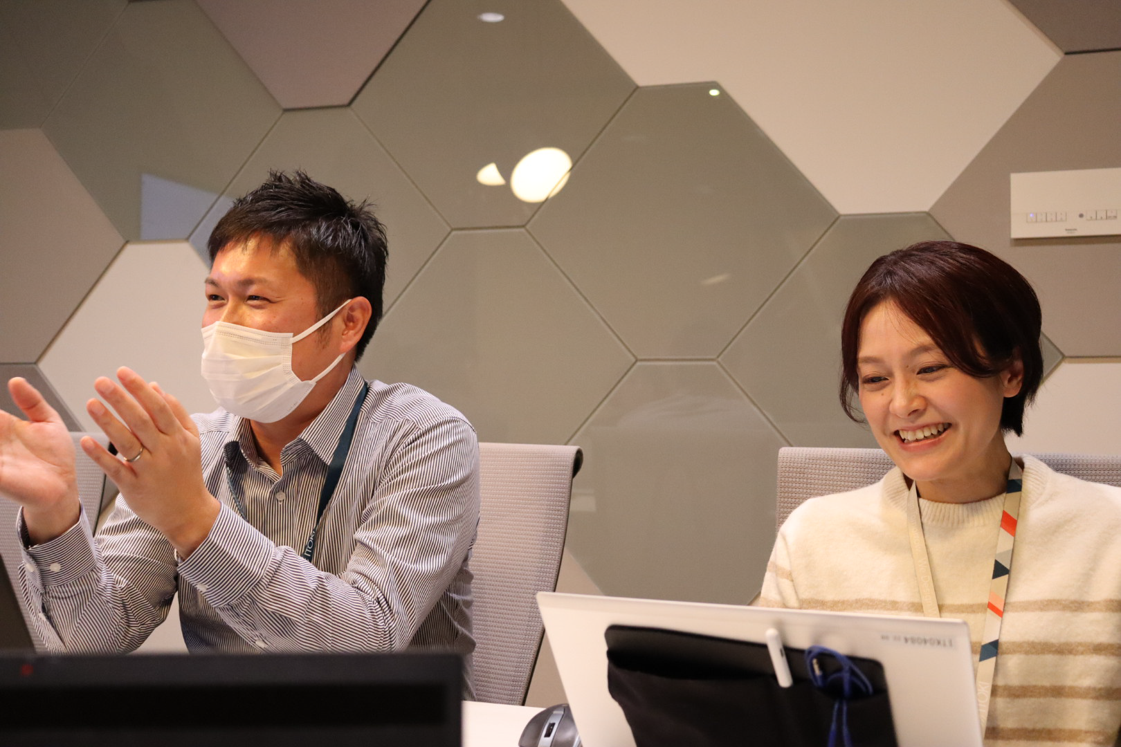 岩瀬様と角野様がインタビューに答える様子
