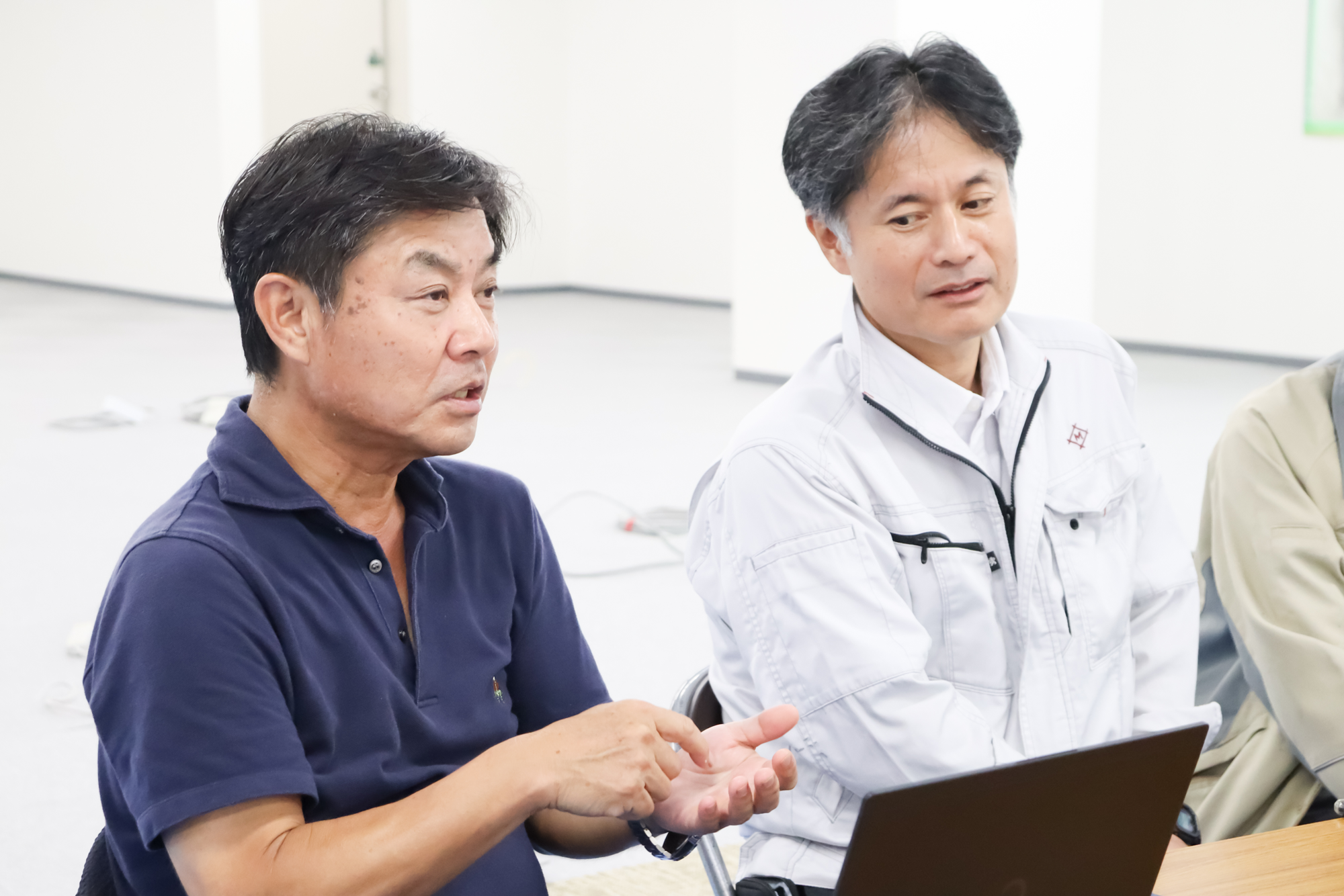 鬼海義治様と横尾隆史様が対談している様子