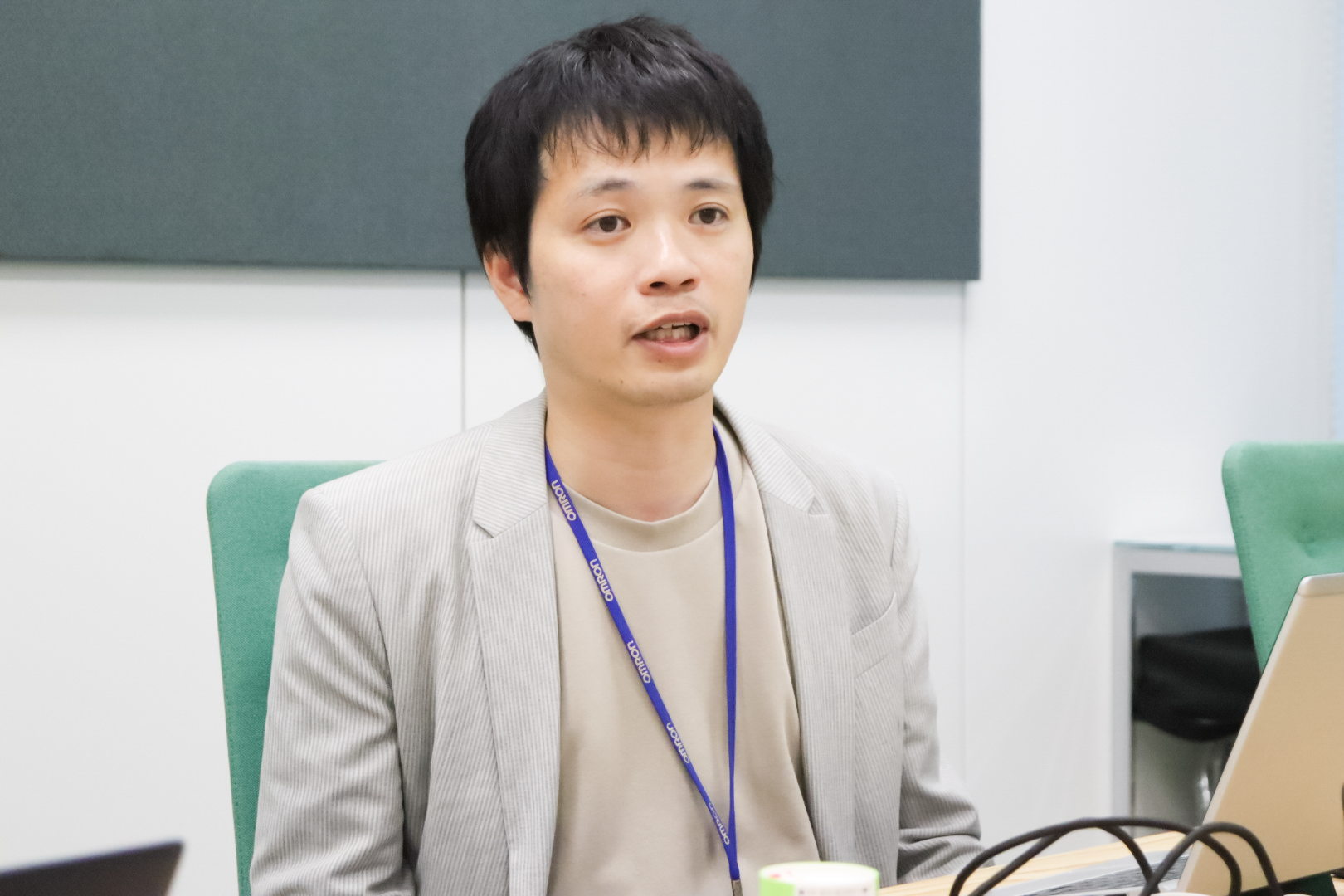 中井がインタビューに答える様子