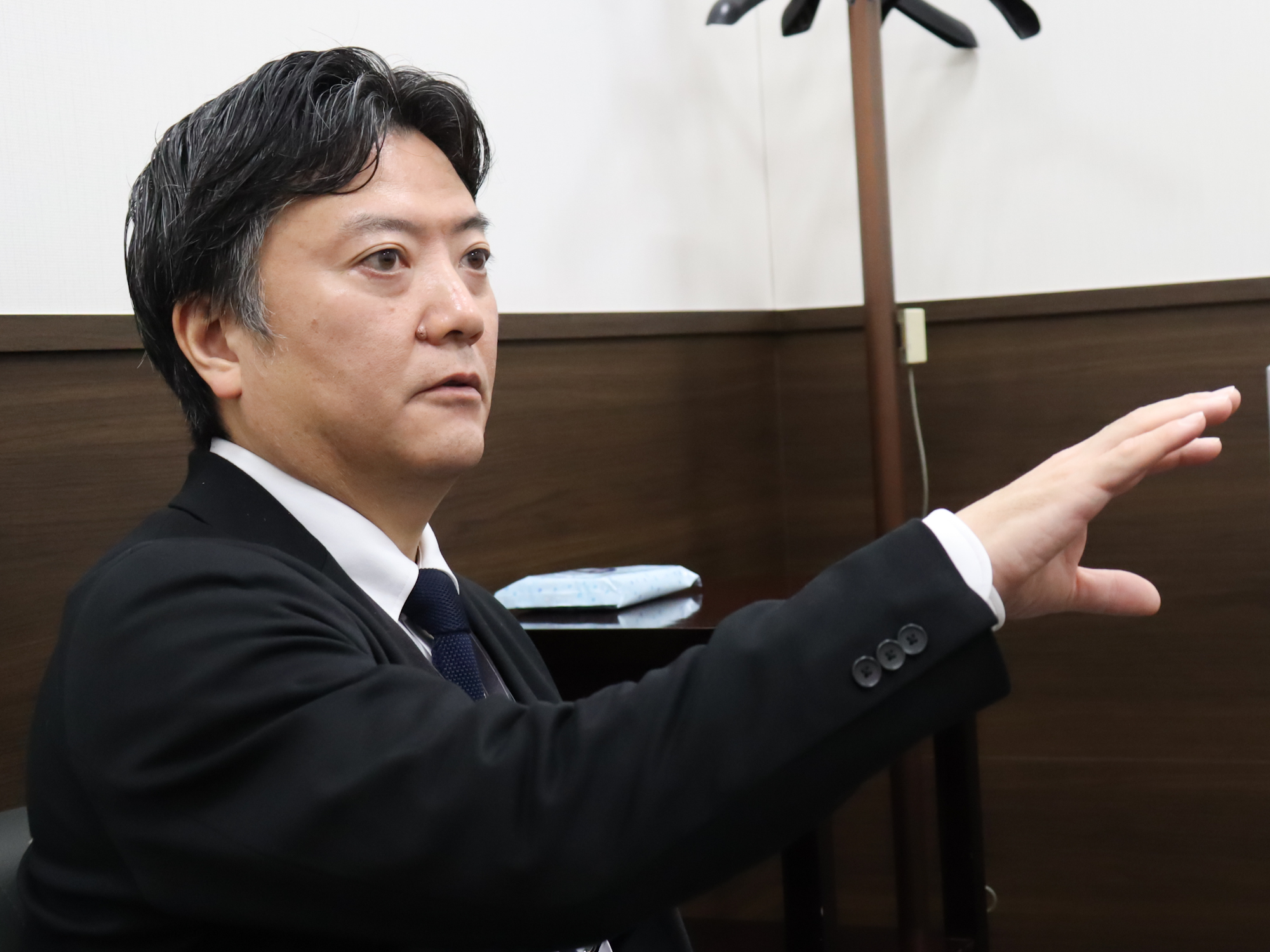 近藤様がインタビューに答える様子