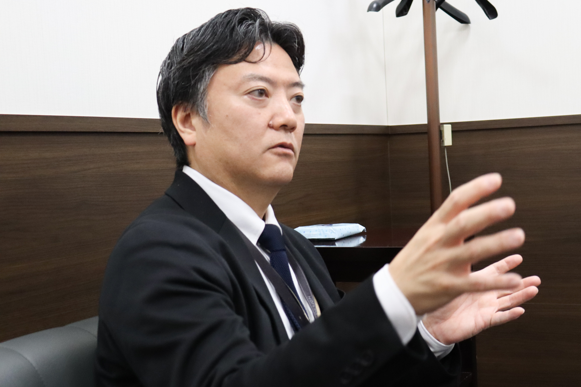 近藤様がジェスチャーしている様子