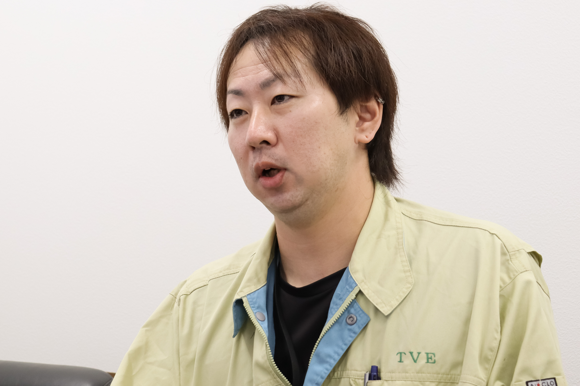 古内佑樹様がインタビューに答える様子