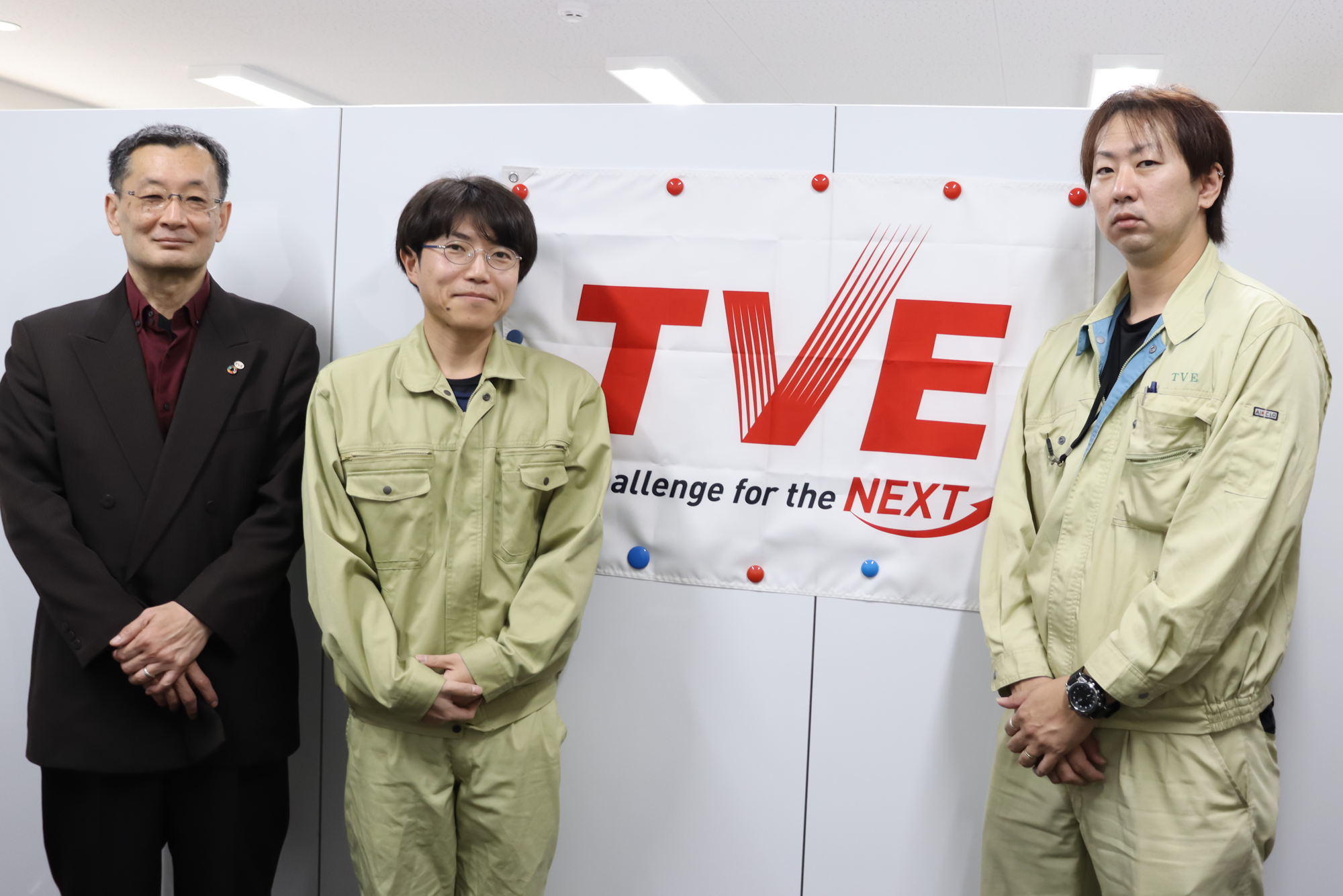 株式会社TVE メンテナンス本部 メンテナンス部 参与 担当部長(火力事業担当) 兼 水島出張所 所長 小西啓市様(左) メンテナンス部 京葉出張所 古内佑樹様(右) 山田元毅様(中央)