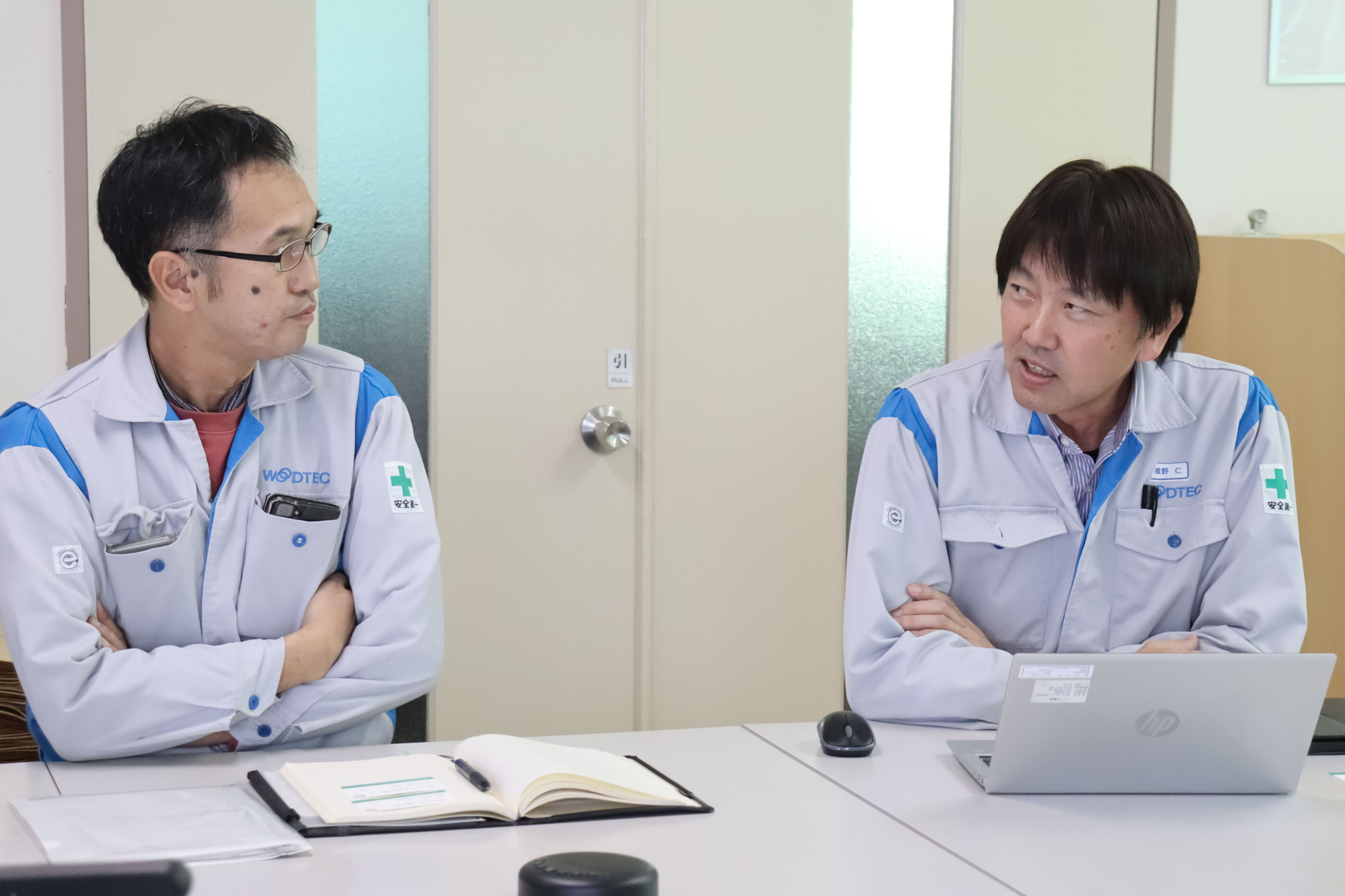 橋野 仁様と三上彰憲様が対談している様子