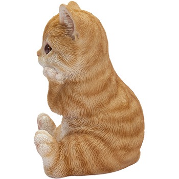 頬杖をつく茶トラ猫 ウービア
