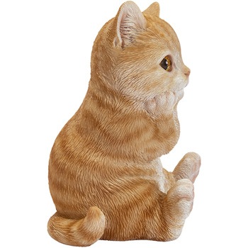 頬杖をつく茶トラ猫 ウービア
