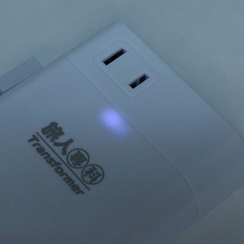 薄型変圧器 USB2.4A 白 MCO