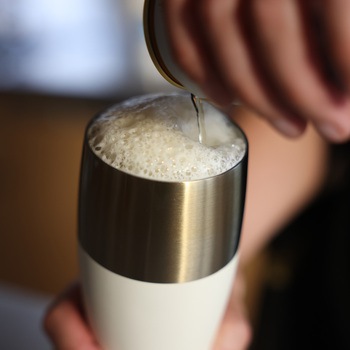 泡を楽しむタンブラー シービージャパン