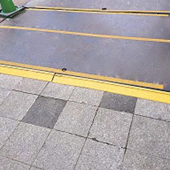 段差スロープ 仙台銘板