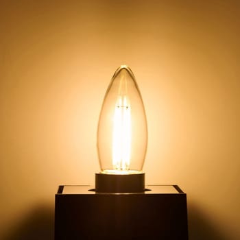 フィラメントLED電球シャンデリアC 長寿命設計 飛散防止コーティング採用 クリアタイプ エジソンランプ 電球色 ELPA