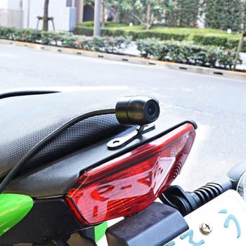 オンボードカメラにもなる「バイク用フルHD前後ドライブレコーダー」 サンコー