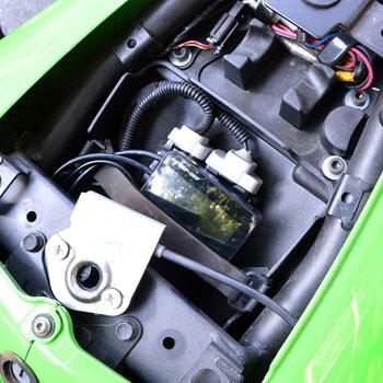オンボードカメラにもなる「バイク用フルHD前後ドライブレコーダー」 サンコー