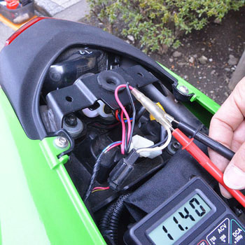 オンボードカメラにもなる「バイク用フルHD前後ドライブレコーダー」 サンコー