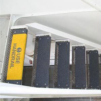 Safeguard 階段用すべり止めカバー コンクリート用ネジセット セーフラン安全用品 鼻先 25 Mm 1枚 通販モノタロウ