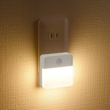薄型LEDナイトライト 明暗センサー式 電球色 オーム電機