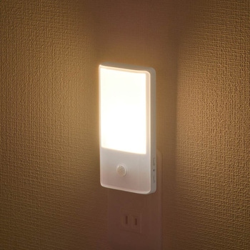 LEDナイトライト 明暗人感センサー式 電球色 オーム電機