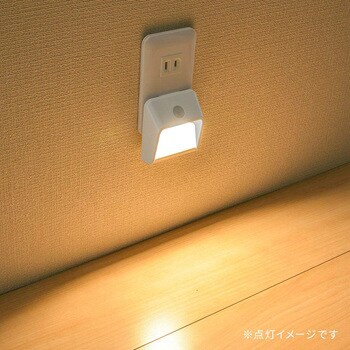 LEDナイトライト 明暗センサー付き 壁面照射タイプ 電球色 オーム電機