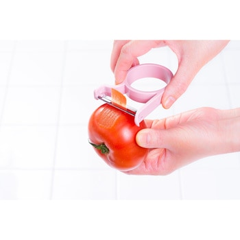 軽い力でスーッと切れるフルーツピーラー オークス