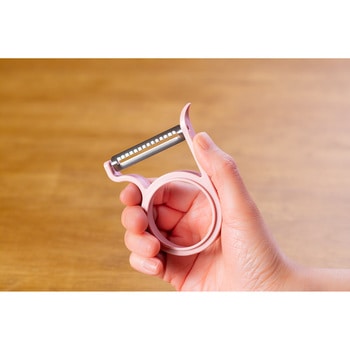 軽い力でスーッと切れるフルーツピーラー オークス