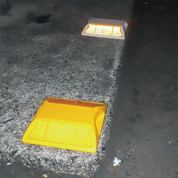 反射道路縁石鋲 WAKI(和気産業)
