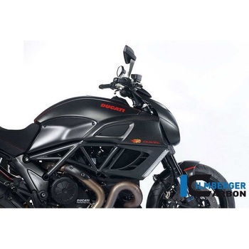カーボンパーツ エアチューブカバー 右側 Diavel ILMBERGER (イルムバーガーカーボンパーツ)
