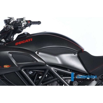 ILMBERGER: Ducati DIAVEL　カーボンタンクサイドパネル(右) ILMBERGER &frasl; イルムバーガーカーボンパーツ タンクサイドパネル 左側