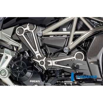 カーボンパーツ カムベルトカバー グロス + クロームデカール付 Ducati XDiavel 16- ILMBERGER (イルムバーガーカーボンパーツ)