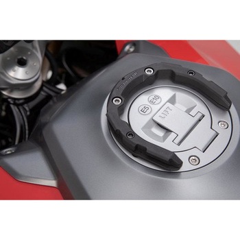 PRO タンクリング ブラック Ducati / Triumph / Yamaha. 5 スクリュー SW-MOTECH (エスダブリューモテック)