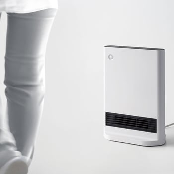 首振り機能付 大風量スリムセラミックヒーター 節電センサー搭載 スリーアップ