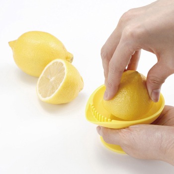 軽い力でしっかりしぼれるレモンジューサー - 貝印