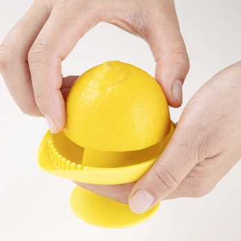 軽い力でしっかりしぼれるレモンジューサー - 貝印