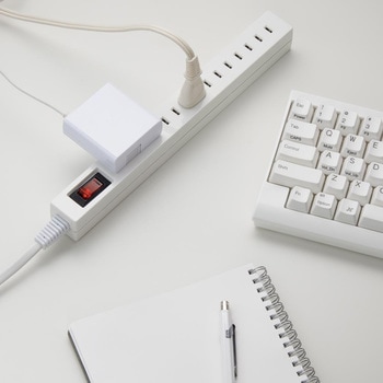 差し込みフリータップブレーカーSW付 ホワイト - YAZAWA(ヤザワコーポレーション)