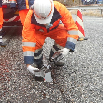 全天候型ポットホール用緊急補修材toke・パック 東亜道路工業