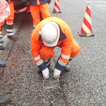 全天候型ポットホール用緊急補修材toke・パック 東亜道路工業