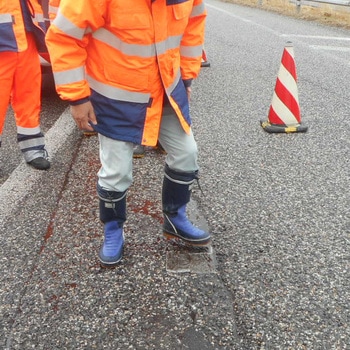 全天候型ポットホール用緊急補修材toke・パック 東亜道路工業
