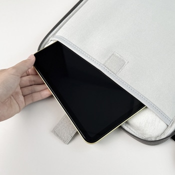 15インチ対応 PC・タブレット用スリーブケース 持ち手・仕分けポケット付 ペンホルダー搭載 タブレット落下防止ベルト付 ダークグレー Smart Stock