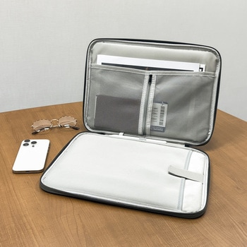 15インチ対応 PC・タブレット用スリーブケース 持ち手・仕分けポケット付 ペンホルダー搭載 タブレット落下防止ベルト付 ダークグレー Smart Stock