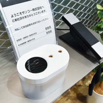 片手でさっと周りを除菌「センサー式デュアル消毒ディスペンサー」 サンコー(電子機器)