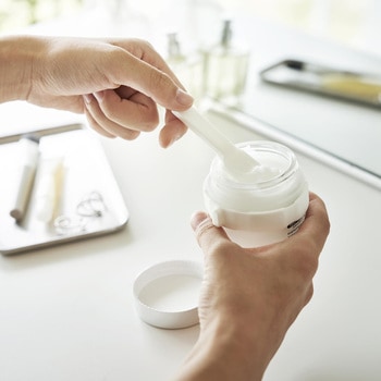 収納バンド付き美容クリームスパチュラ タワー ホワイト - 山崎実業