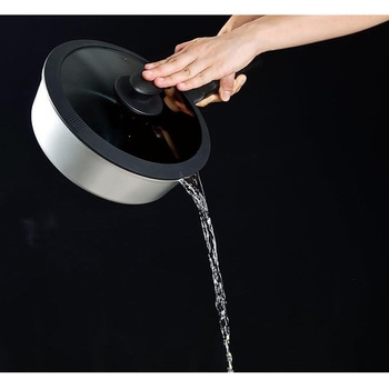 さっと湯切りができるシリコーン縁巻ガラス蓋 パール金属