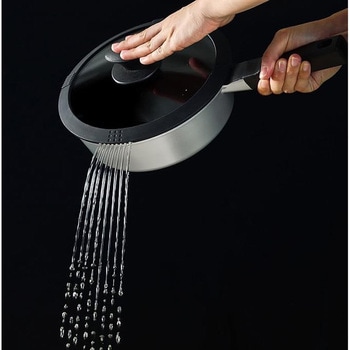 さっと湯切りができるシリコーン縁巻ガラス蓋 パール金属