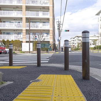 車両進入防止車止め ウレタン樹脂カバータイプ - 積水
