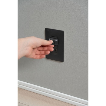 ロック式コンセントキャップ4 ブラック 黒  ロック機能 いたずら防止  つまみにくい山なり形状  コンセントに馴染む、目立たない色とデザイン ELPA