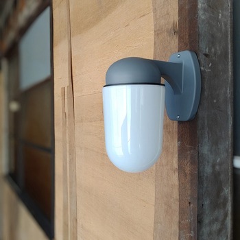 ポリカ製 壁面直付照明器具 夏目 - 栄興電器