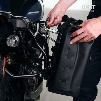 Two Khali サイドパニア TPU 35L - 45L + アルミプレート(ペア)付 Inox サブフレーム Moto Guzzi V85TT | 2xUG002-AL0C-2252-BL UnitGarage (ユニットガレージ)