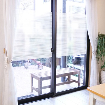 空気が抜けやすい窓飾りシート/プリントタイプ 明和グラビア