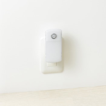 無接点充電式人感明暗ナイトライト小 ヤザワコーポレーション