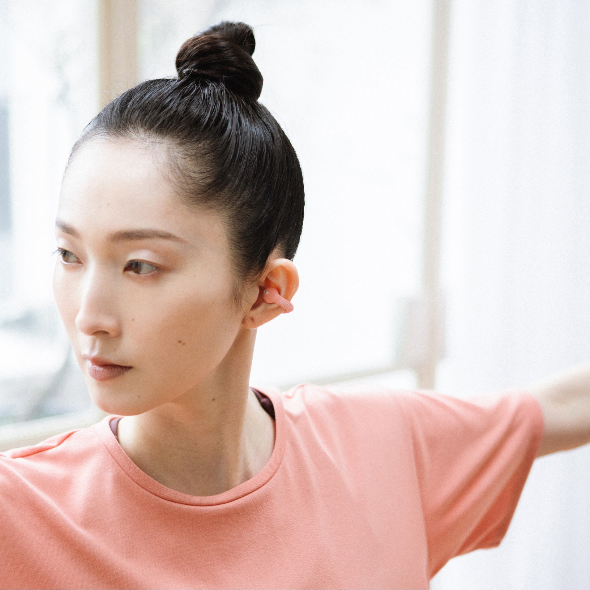 23日までの限定価格！ambie AM-TW02 フラミンゴ×ベージュ ambie sound earcuffs AM-TW02 Flamingo × Beige – ambie STORE